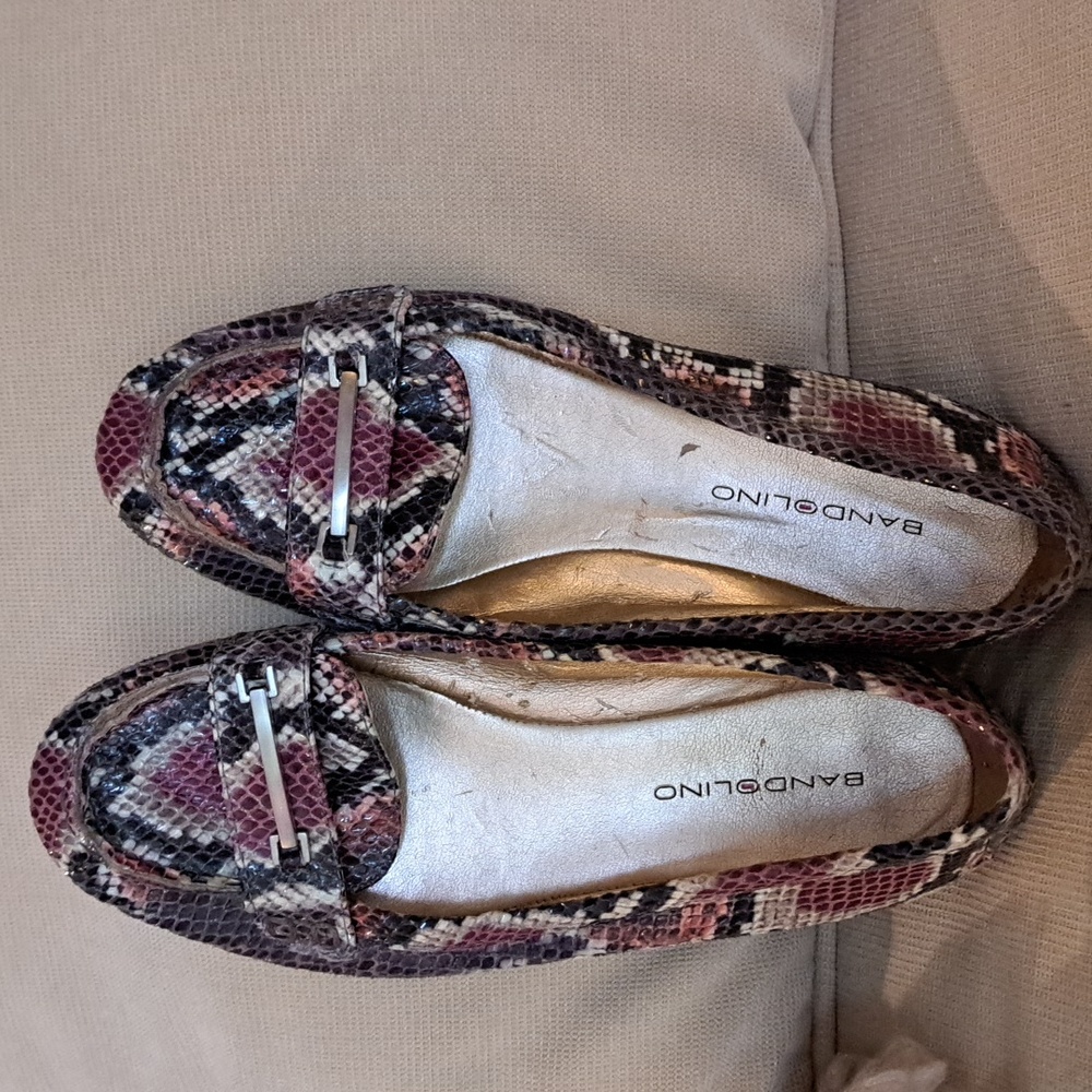 Soft soled slip on Bandolinos in grape black and cream snake print size 6.5